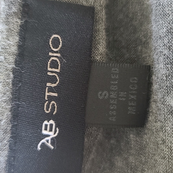 Gray 3/4 sleeve ruffle front detail small AB Studio - Picture 5 of 7